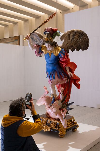 Patrimonio Nacional presentó la restauración de una escultura de gran formato llamada El arcángel san Miguel venciendo al demonio, la obra maestra de Luisa Roldán, más conocida como La Roldana, la primera mujer escultora de la corte española. La obra, creada por una de las principales figuras de la escultura del Barroco en la Andalucía de finales del siglo XVII, ya ha sido instalada en el lugar donde se podrá
ver desde este verano, cuando abra sus puertas la Galería de las Colecciones Reales, en el conjunto histórico del Palacio Real de Madrid. La pieza tiene 2,64 metros de altura y 157,5 kilos de peso.