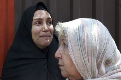 Mary Rezaian, madre de Jason Rezaian, corresponsal de Washington Post, detenido en Irán por espionaje hace un año, llora a la espera de noticias sobre el juicio de su hijo.