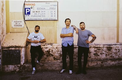 De izquierda a derecha, Pol Rodellar (bajista), Yago Alcover (cantante y guitarrista) y Arnau Sanz (batería), integrantes de Mujeres.