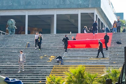 Varios operarios colocan este viernes la alfombra roja de entrada al Palacio de Congresos de Granada, que albergará el sábado la gala de los Goya.