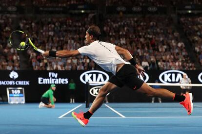 Rafael Nadal devuelve la pelota.