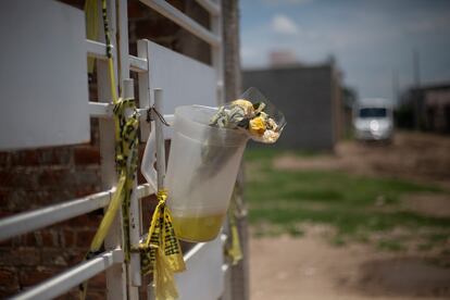Una improvisada ofrenda en la puerta del anexo donde un comando armado mató a 27 personas.