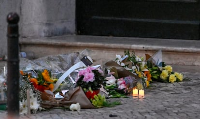Flores en el memorial dedicado a las víctimas del accidente del funicular de Lisboa.