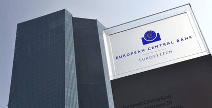 Vista del logotipo del Banco Central Europeo en su sede de Fráncfort.