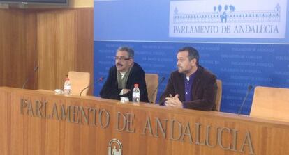 El responsable de Medio Ambiente de IU en el Parlamento andaluz, Manuel Baena, y el portavoz de la formaci&oacute;n, Jos&eacute; Antonio Castro, en la presentaci&oacute;n de la iniciativa.