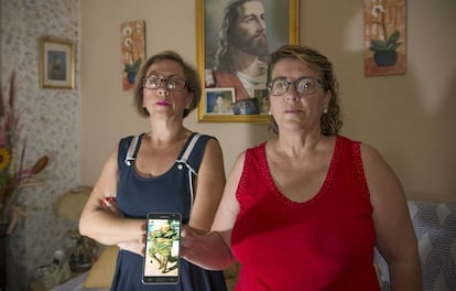 Maribel y Carmen Vallejo muestran la foto de su abuela que se hizo viral.