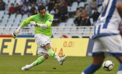 Bravo, en el momento de lanzar la falta del gol.