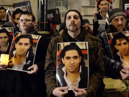 Varios activistas participan en una manifestaci&oacute;n delante de la Embajada de Arabia Saud&iacute; en Londres (Reino Unido), el 22 de enero de 2015. 