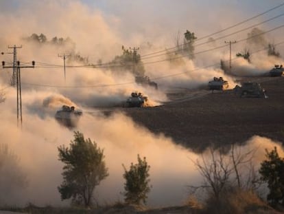 Varios tanques israelíes maniobran este viernes en las proximidades de la franja de Gaza. 