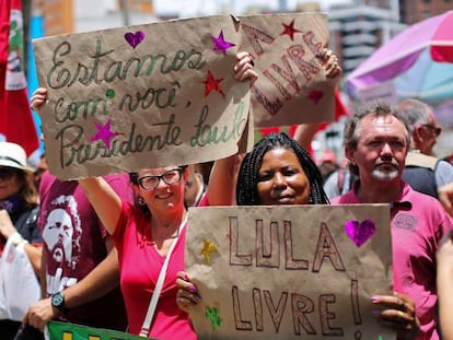 Apoiadores do ex-presidente Lula em Curitiba.