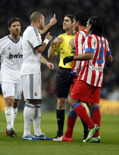 Crispación en el derbi.