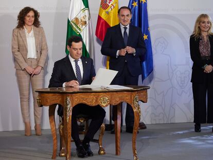 El presidente de la Junta de Andalucía, Juan Ma Moreno, durante la firma del Pacto Social y Económico por el Impulso de Andalucía en el Palacio de San Telmo, junto a los representantes de UGT, CC OO y la CEA.