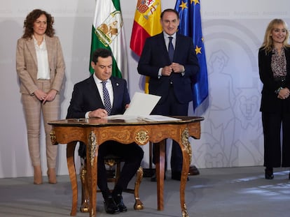 El presidente de la Junta de Andalucía, Juan Ma Moreno, durante la firma del Pacto Social y Económico por el Impulso de Andalucía en el Palacio de San Telmo, junto a los representantes de UGT, CC OO y la CEA.