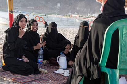 Amal, maestra, y Ruqiya, profesora de inglés, con sus hijas, Manar y Rafat, de 16 años, pasan la tarde del viernes en la playa de Gold Mohur. Rafah quiere estudiar fuera.