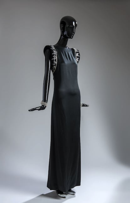 Vestido de noche con hombreras bordadas en pedrería diseñado por Hubert de Givenchy en 1975.