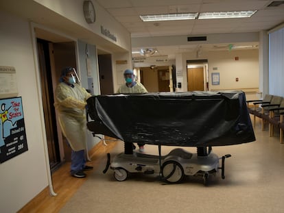 Trabajadores sanitarios mueven el cuerpo de un fallecido por covid en Californa, en agosto.