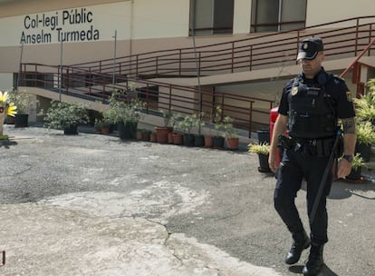 Un agente de la polic&iacute;a en un colegio de Palma. 