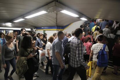 Una multitud de viajeros en la estación del metro de Sol, el 15 de junio de 2016.