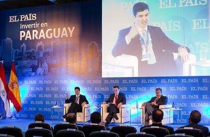 Diálogo de apertura “Claves y retos de futuro”. Con la participación de Santiago Peña (i), ministro de Hacienda de la República del Paraguay y José Juan Ruiz (d), economista jefe del BID, junto a Fernando Gualdoni (c), redactor jefe de Negocios de EL PAÍS.