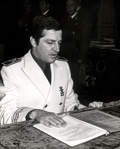 Abril de 1975. Adolfo Suárez, jura el cargo de Consejero Nacional del Movimiento, durante el Franquismo.