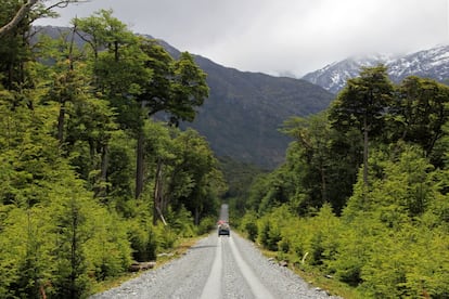 Aunque catalogarla de carretera es exagerar un poco (la mitad de la ruta no está asfaltada y puede encontrarse en malas condiciones), este ‘roadtrip’ recorre los paisajes más extremos del país: 1.240 kilómetros que atraviesan bosques, glaciares, granjas de pioneros y ríos color turquesa. Y todo ello, a las orillas de un encabritado Pacífico. Creada en la década de 1980 en un intento por comunicar las zonas más aisladas de Chile, su construcción llevó más de 20 años y nunca ha sido tan accesible como ahora, conectada con un ferri a Puerto Natales. Eso sí, no es una carretera para todos: hay que planificar bien el viaje y ser muy prudentes. Por ejemplo, obliga a llevar suficientes provisiones desde el inicio y tener en cuenta que, debido a su aislamiento, la región que atravesamos no es barata.