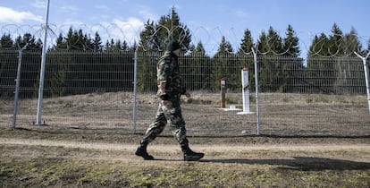 El soldado Algirdas, de 29 años, patrulla una de las zonas fronterizas ntre Lituania y Kaliningrado (Rusia).