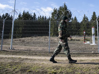 El soldado Algirdas, de 29 años, patrulla una de las zonas fronterizas ntre Lituania y Kaliningrado (Rusia).