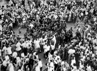 Aunque se conserva el 1 de enero de 1959 como día del triunfo de la revolución, la entrada de Fidel Castro en La Habana no se produjo hasta el día 8. La gente salió a recibir al jeep en el que viajaba el líder de los sublevados contra Batista junto a Camilo Cienfuegos o Ernesto Che Guevara.