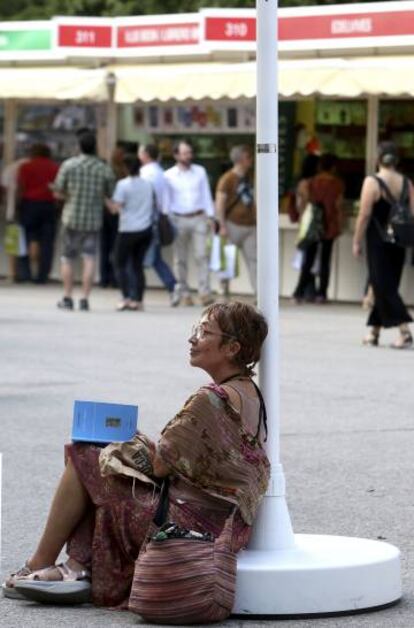 Ambiente en la Feria del Libro de Madrid.