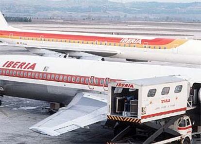 Aviones de Iberia en tierra, cargando las bandejas de comida.