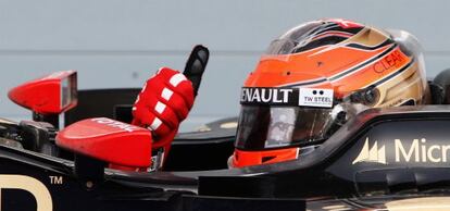 El piloto de Lotus Romain Grosjean celebra su tercer puesto en Bahréin. 