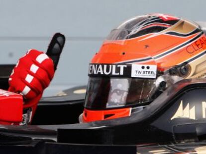El piloto de Lotus Romain Grosjean celebra su tercer puesto en Bahréin. 