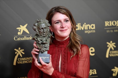 Clara Roquet posa con el Goya a mejor dirección novel por 'Libertad'.