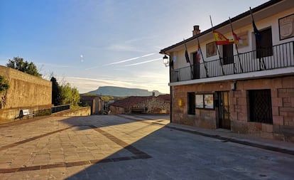 La plaza del ayuntamiento de Castrillo de la Reina un fin de semana de mayo