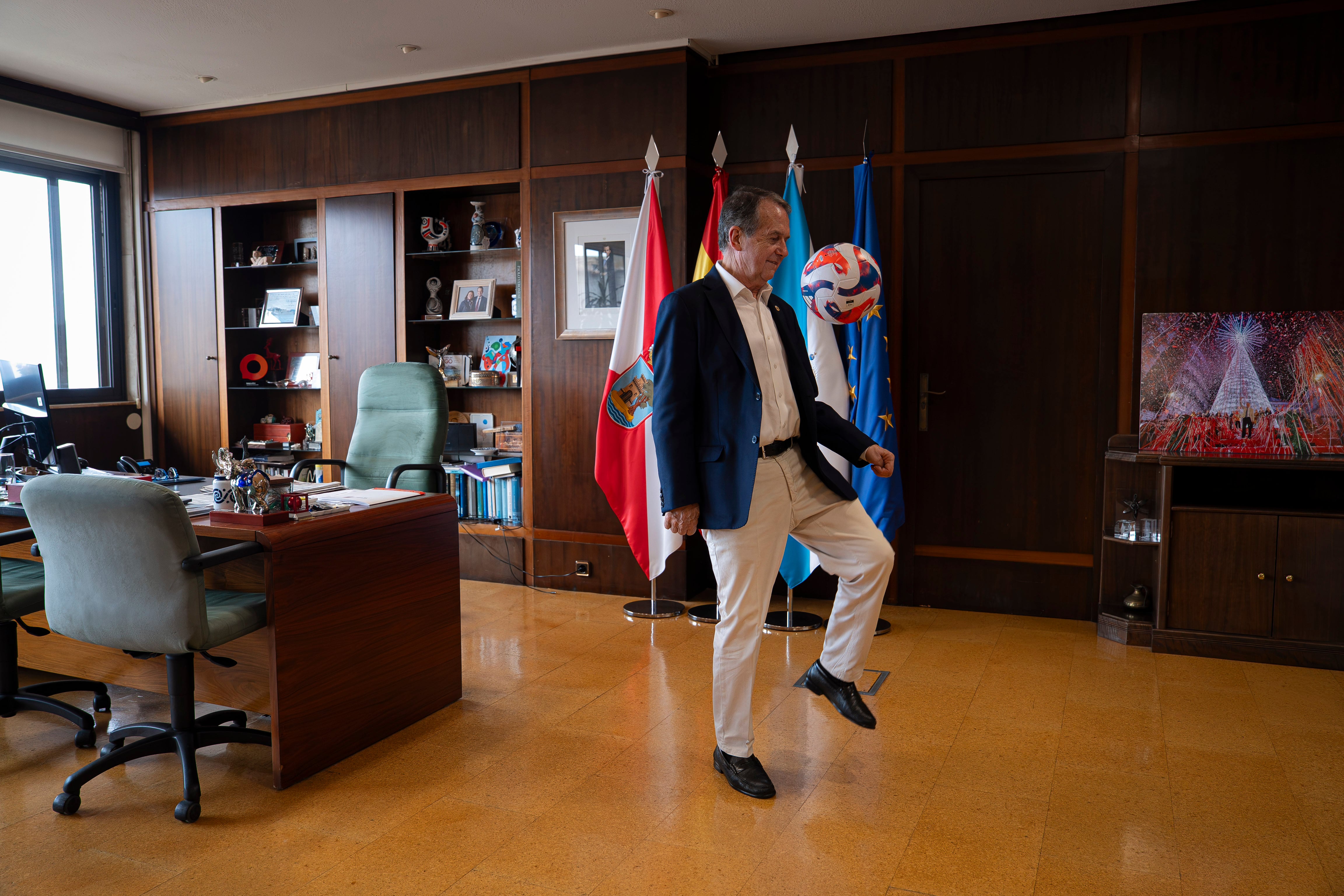 Abel Caballero, alcalde de Vigo, en su despacho del Ayuntamiento el pasado 16 de julio. 