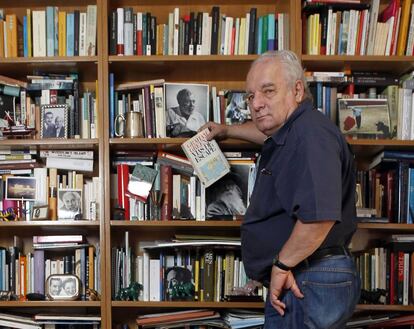 Javier Reverte, a la seva biblioteca el 2011.