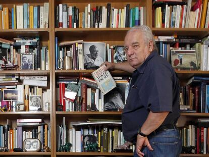 Javier Reverte, a la seva biblioteca el 2011. 