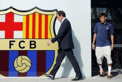 Sandro Rosell and Neymar at the player’s presentation.