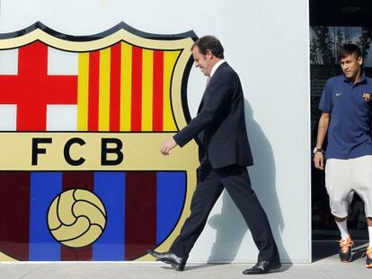 Sandro Rosell and Neymar at the player’s presentation.