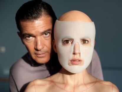 Los actores Antonio Banderas y Elena Anaya en la pel&iacute;cula &#039;La piel que habito&#039; de Pedro Almod&oacute;var.