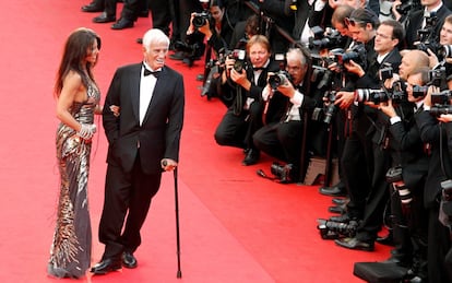 El artista y su novia Barbara Gandolfi en una ceremonia de homenaje durante el 64º Festival de Cine de Cannes, en Francia, el 17 de mayo de 2011.