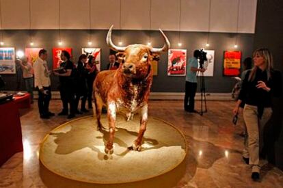 Ilustradores y diseñadores reflexionan sobre las corridas de toros en una exposición inaugurada hoy en la Universitat de València.