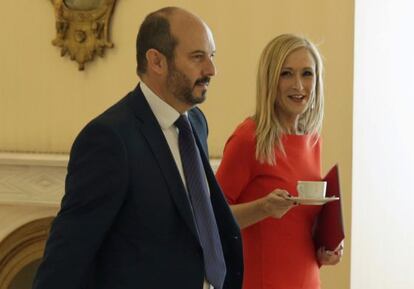 Cifuentes y Rollán se dirigen a la primera reunión del Gobierno