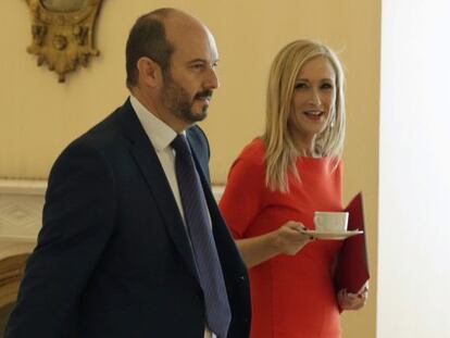 Cifuentes y Roll&aacute;n se dirigen a la primera reuni&oacute;n del Gobierno