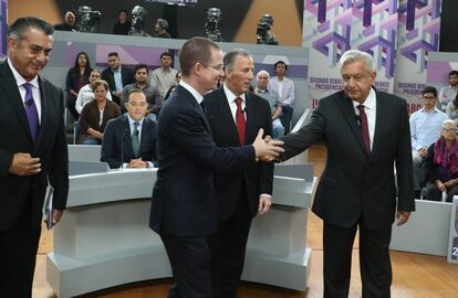 Los candidatos se saludan al llegar al set. 