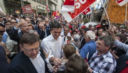 El secretario general del PSOE, Pedro S&aacute;nchez, en el centro, y a la izquierda el candidato socialista valenciano, Ximo Puig.