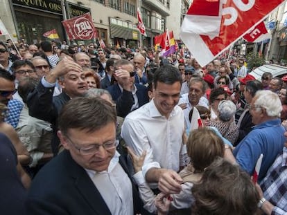 El secretario general del PSOE, Pedro S&aacute;nchez, en el centro, y a la izquierda el candidato socialista valenciano, Ximo Puig.