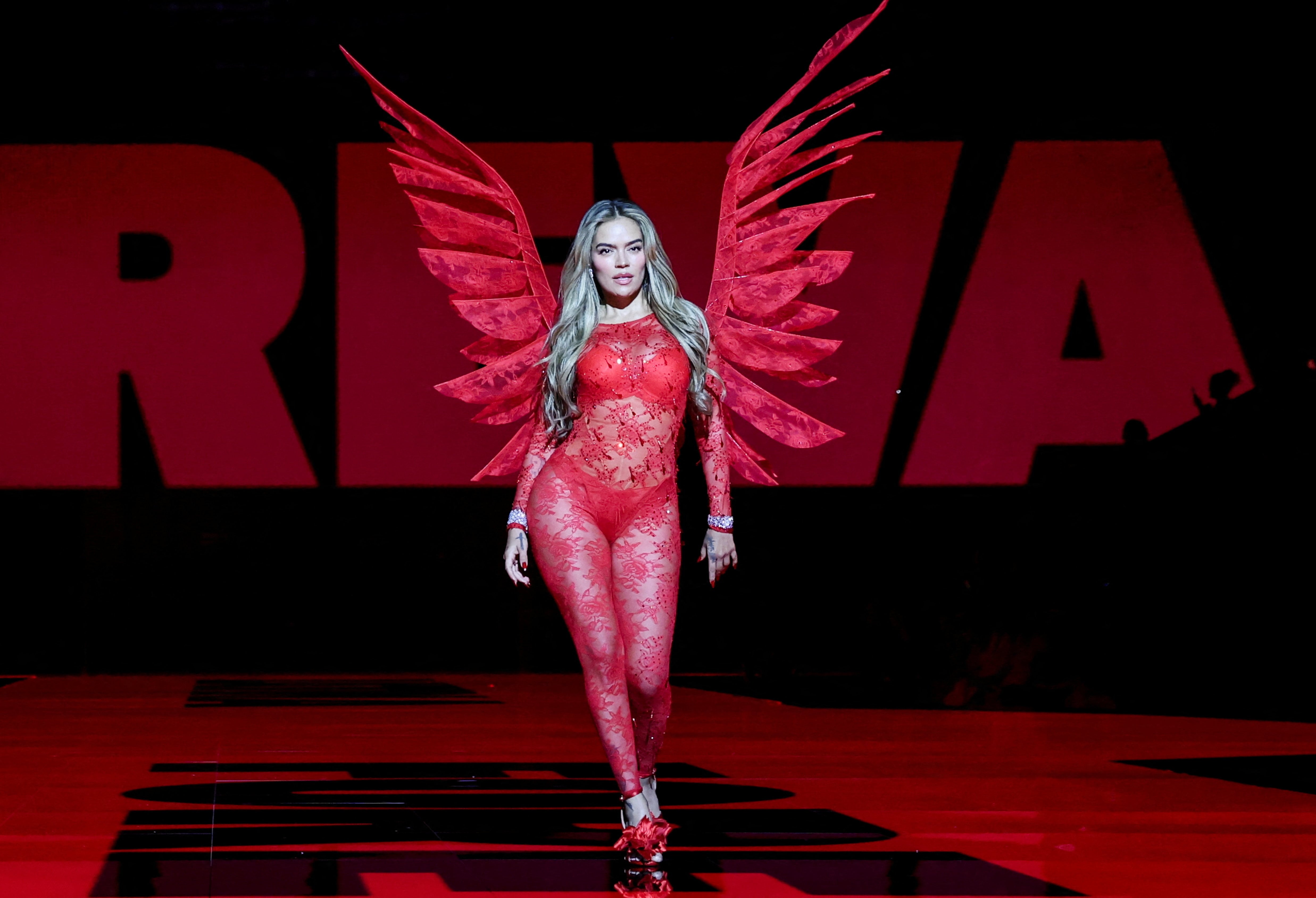 Karol G debuta como ‘ángel’ en el icónico desfile de Victoria’s Secret