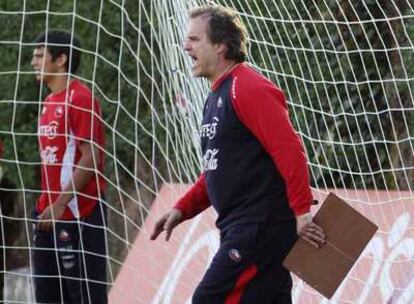 Bielsa grita durante un entrenamiento con la selección chilena.