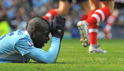 Balotelli se lamenta durante el partido ante el Sunderland.